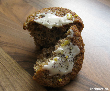 Mohn-Muffins mit rosa Pfeffer, Gewürzblüten und Zitronenguss